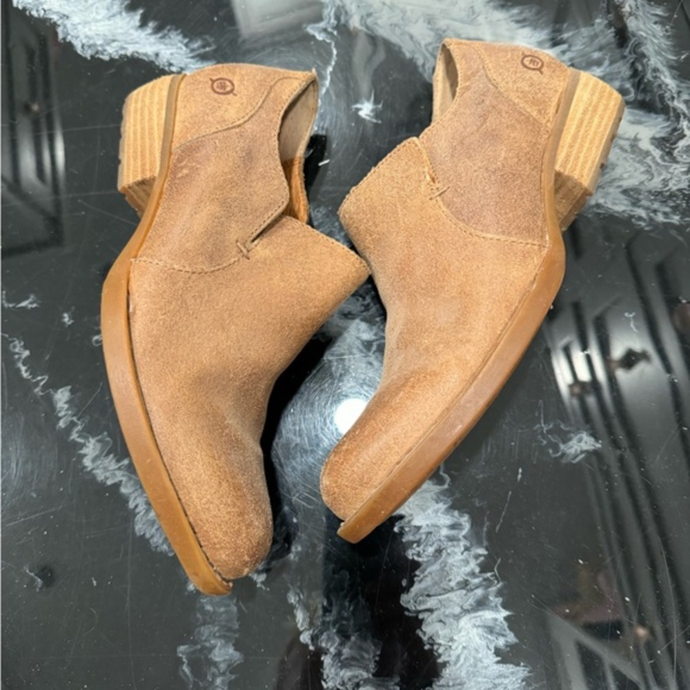 BORN leather booties with zipper on the sides. Classic logo on sides. Low heel🤠